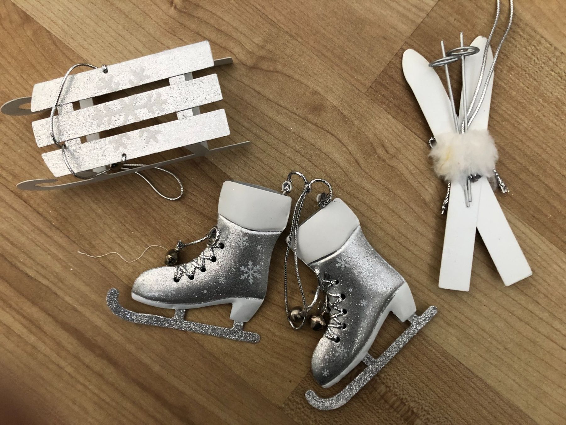 Tutte le decorazioni: Winter Deko Set: Schlittschuhe, Ski, Schlitten mit Glitzer – Usato da Arlesheim venduto da OmnIa55 1