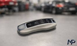 Exklusive Porsche Schlüsselcover aus edlem Leder hellgrau