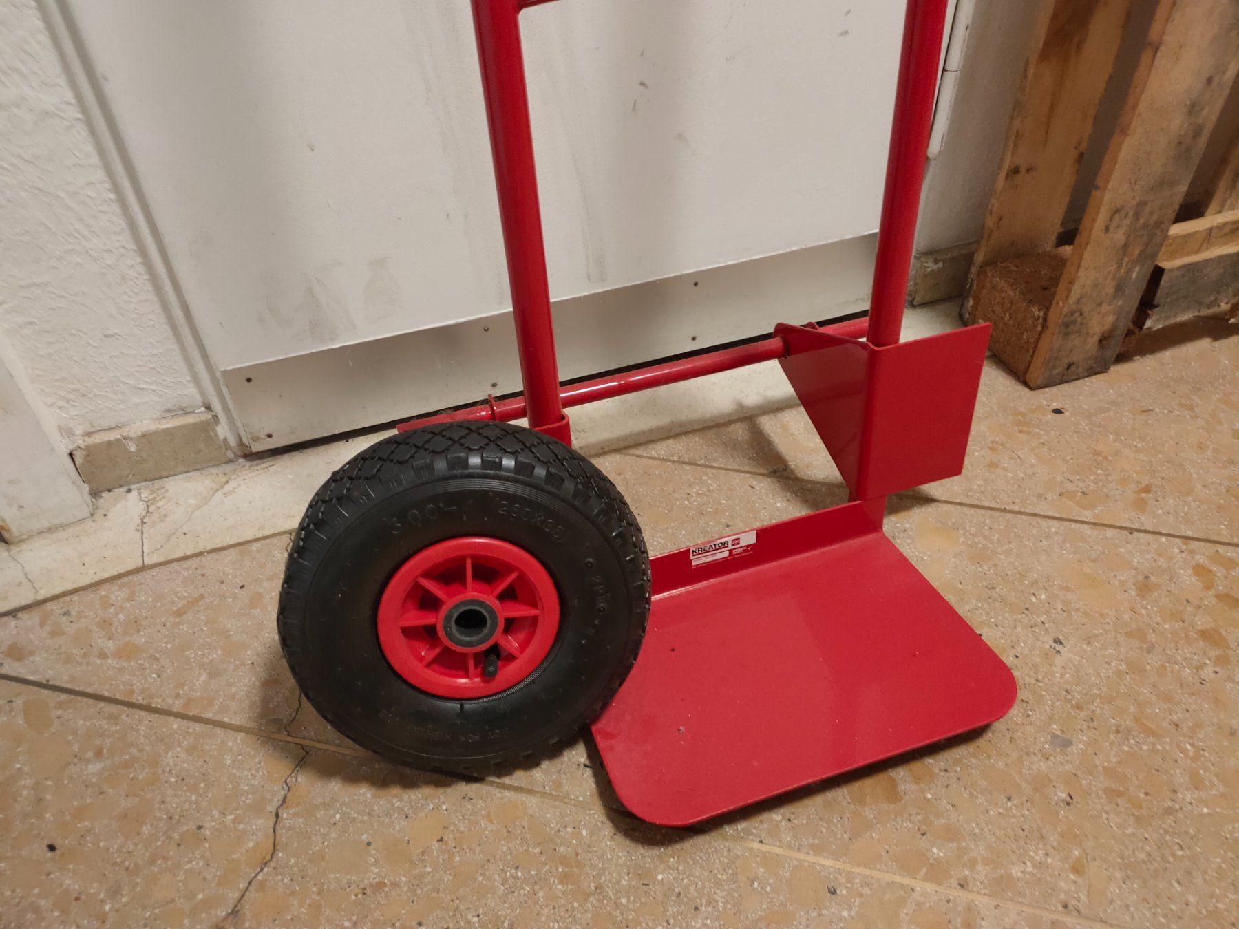 Carriole: Roter Sackkarre mit einem Pneu – Difettoso da Zürich venduto da Joer 1