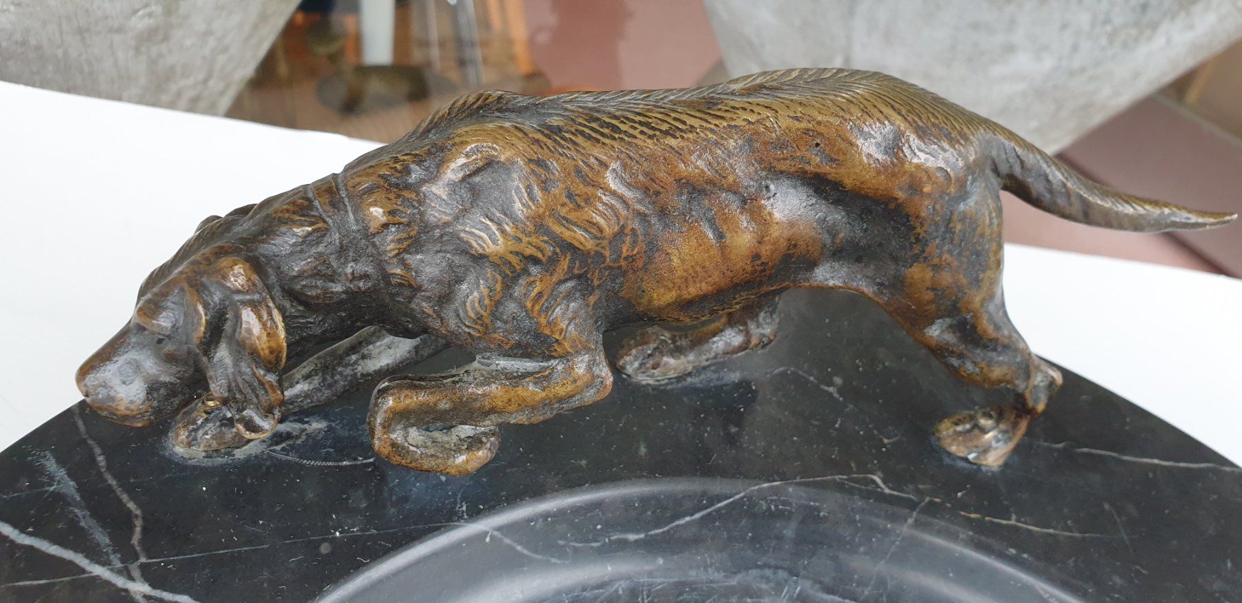 Sculture & Statue: Bronze Jagdhund auf Marmorschale – Usato da Emmen venduto da Brockofsky 1
