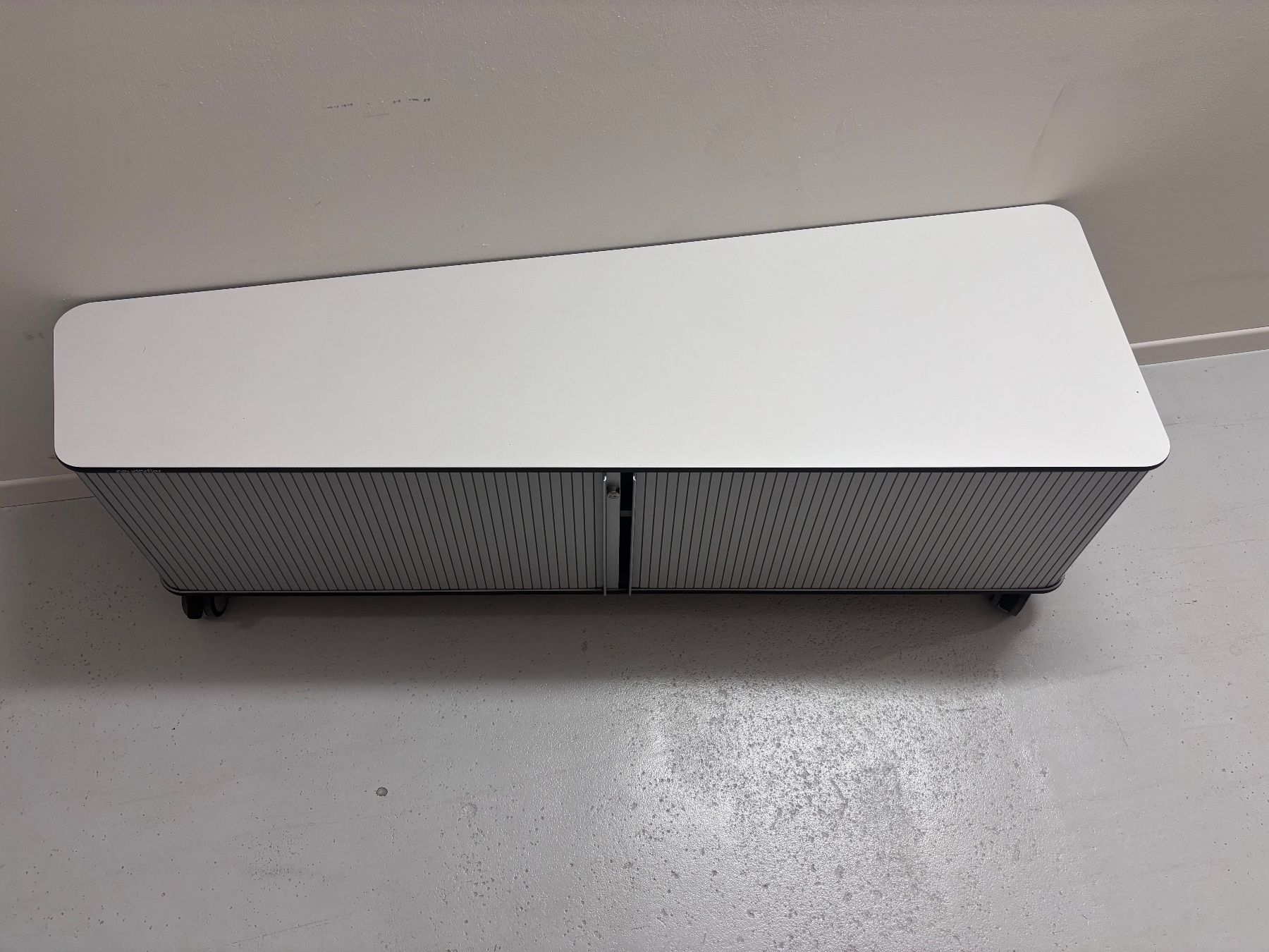 Banconi: Rolladen-Schrank auf Rollen, ideal als Sideboard – Usato da Wetzikon ZH venduto da Startrampe 3