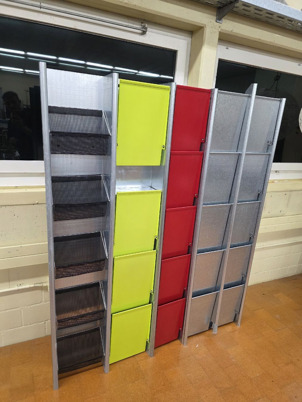 Lehni Guardaroba: Designer Schuhkippe Lehni Set mit Netzcontainer – Usato da Lichtensteig venduto da UsedIN 2