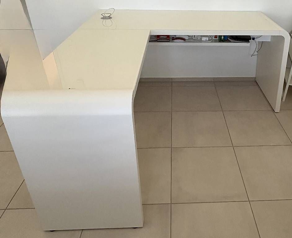 Bureaux: Bürotisch – D'occasion à Biel-Benken par Niera