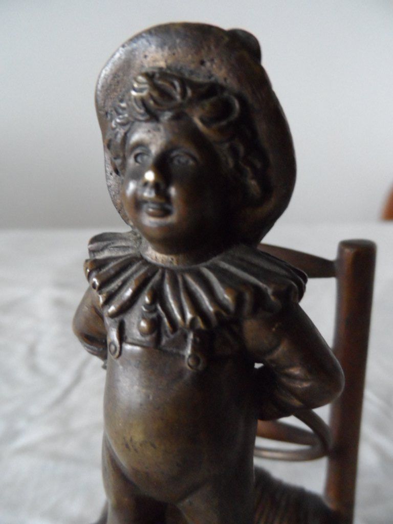 Statuette: Einzigartige Bronzefigur Junge auf Stuhl mit Ring – Usato da Zürich venduto da Putsch92 1