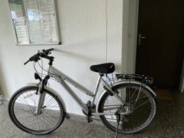 Silbernes Trekkingrad für Damen.