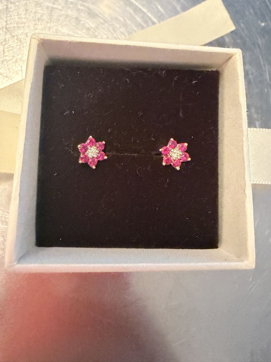 Orecchini pendenti & Orecchini a lobo: 18K Gold Ruby and Diamond Flower Stud Earrings Pair – Nuovo (secondo la descrizione) da Zürich venduto da son_8gjd 4