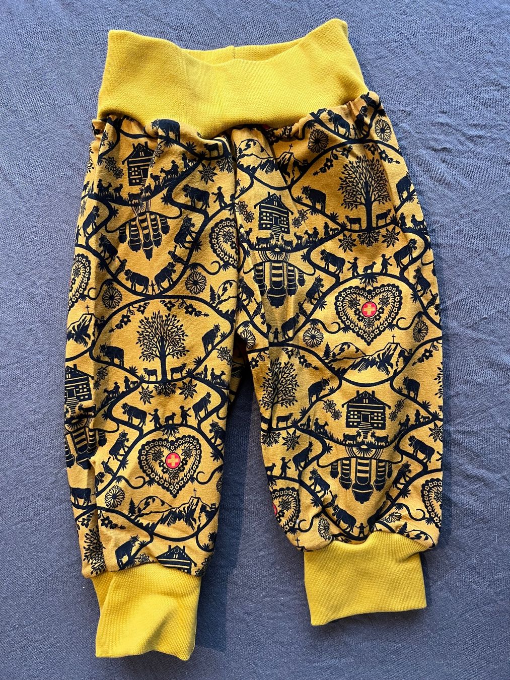 Pantaloni: 1 Kinderhose selbst genäht – Nuovo e nell'imballaggio originale da Büsserach venduto da bor_s88m