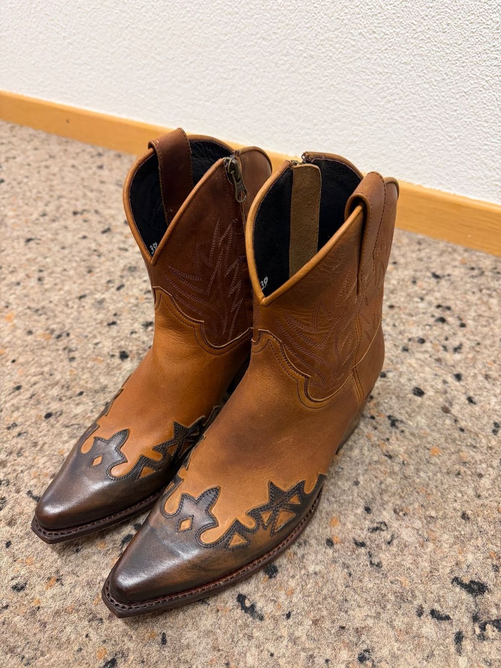 Scarpe da donna: Sendra Cowboystiefel, Grösse 39, echtes Leder! – Nuovo (secondo la descrizione) da Gümligen venduto da Brocki-Reimal-Stift 1