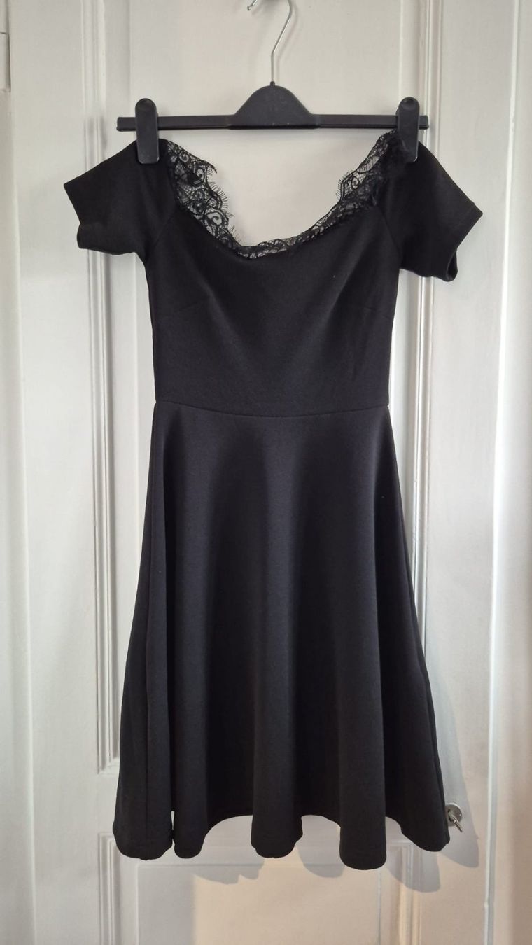New Look Kleider: Kleid schwarz mit Spitze – Neu (gemäss Beschreibung) aus Nidau von biasutti