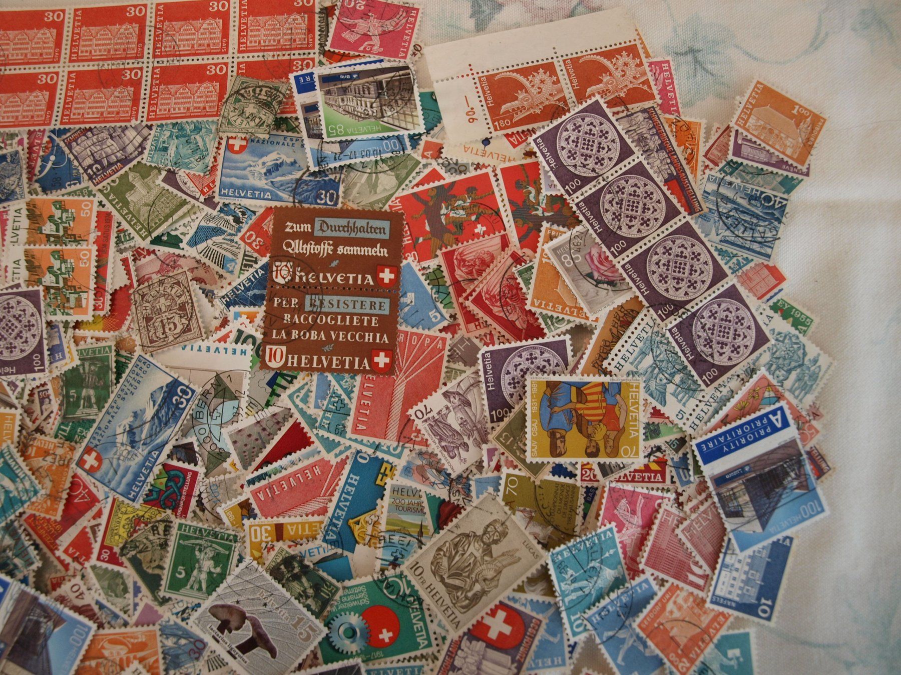 Tutti i francobolli: 1000 Schweizer Briefmarken über 70g Gebraucht siehe Bilder – Usato da Aarau venduto da Marcele0 2
