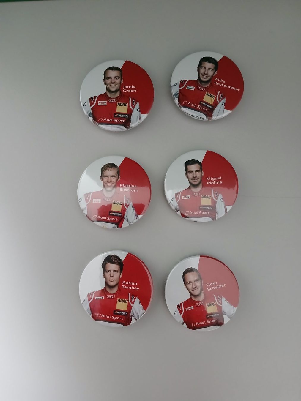 Audi Placchette & Badge: 6 Anstecker DTM Audi 2014 – Usato da Aarburg venduto da Hktm
