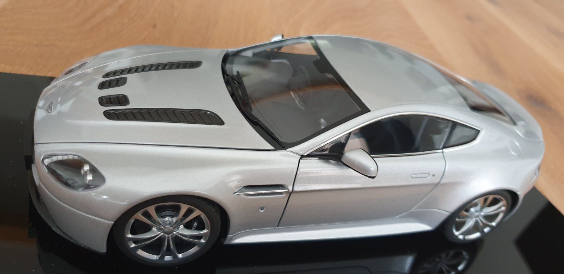 Aston Martin Modellautos: Aston Martin V12 Vantage von Autoart – Gebraucht aus Recherswil von die_d7pt 1
