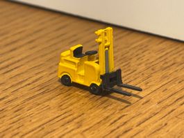 M1423: Gabelstapler, aus Metall (Spur N)