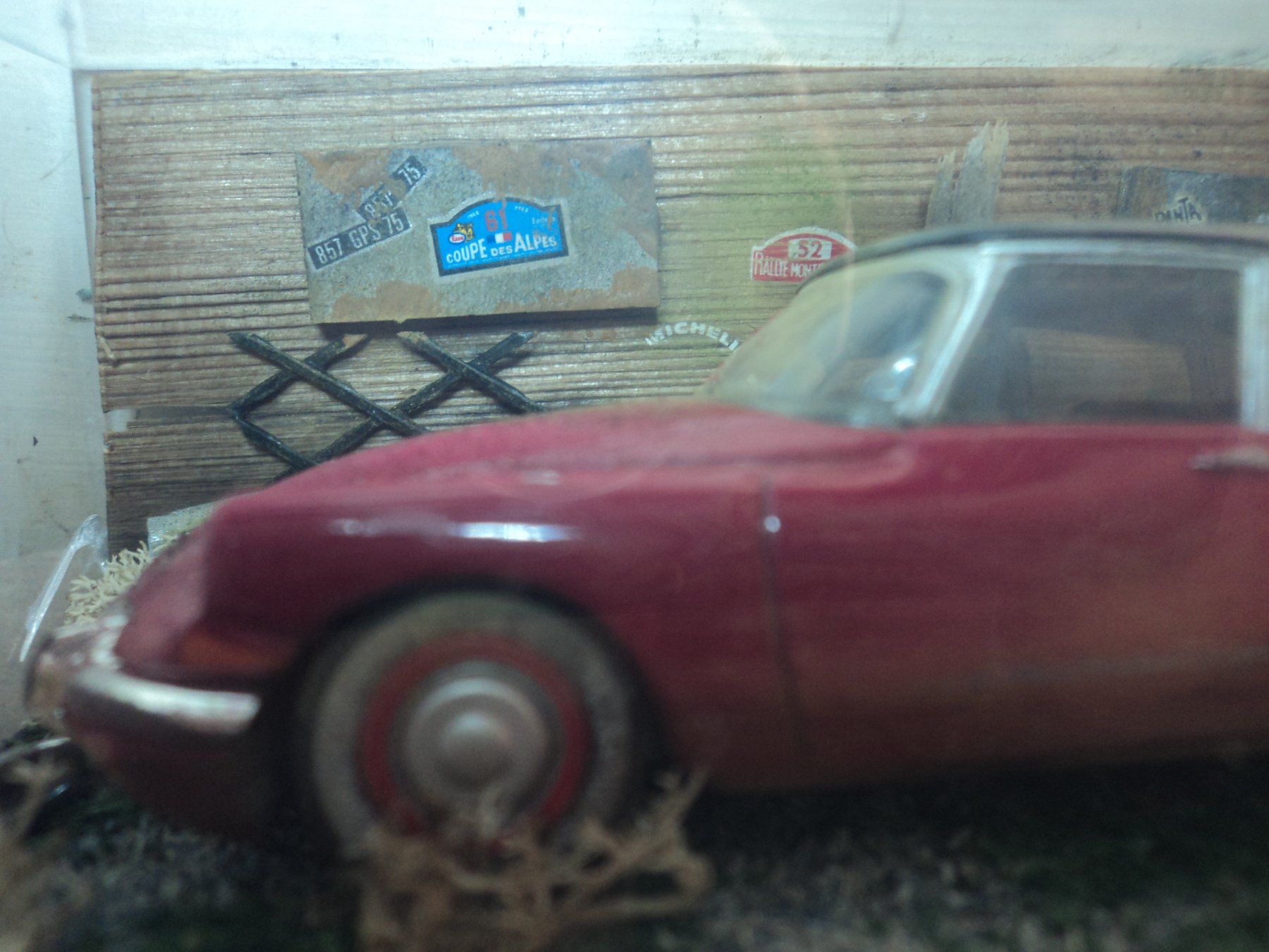 Citroën Modellini d'auto: Citroen DS 1/43 Diorama Hinterhof – Usato da Schwarzenburg venduto da modelCARama 1