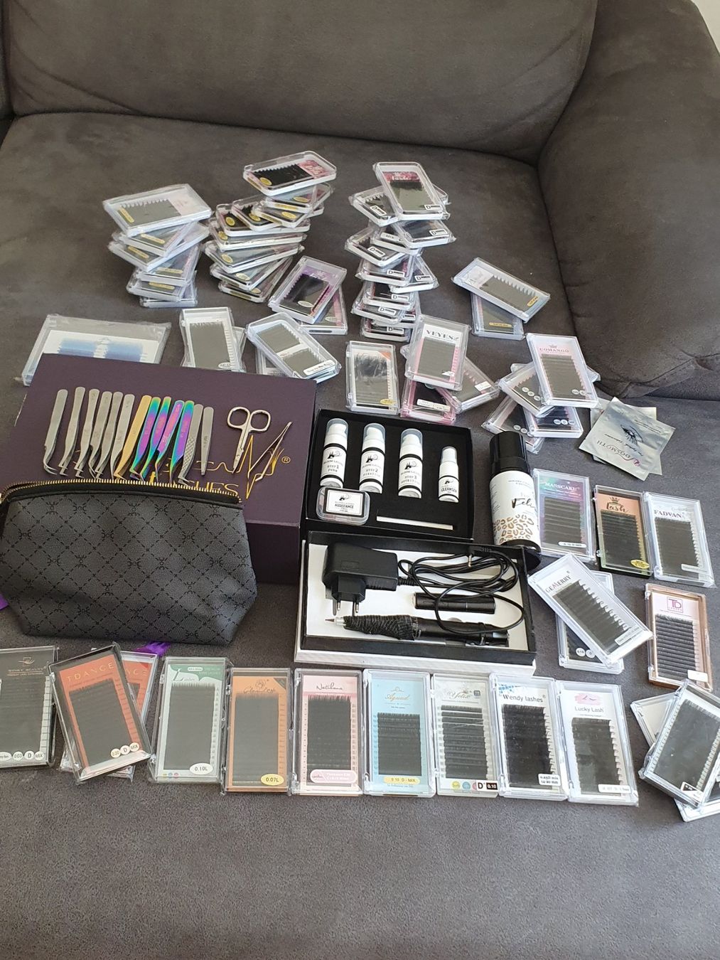 Kosmetik-& Massageliegen: Lot professionnel extensions de cils  nombreuses marques. – Gebraucht aus St-Maurice von Giusy.74 7