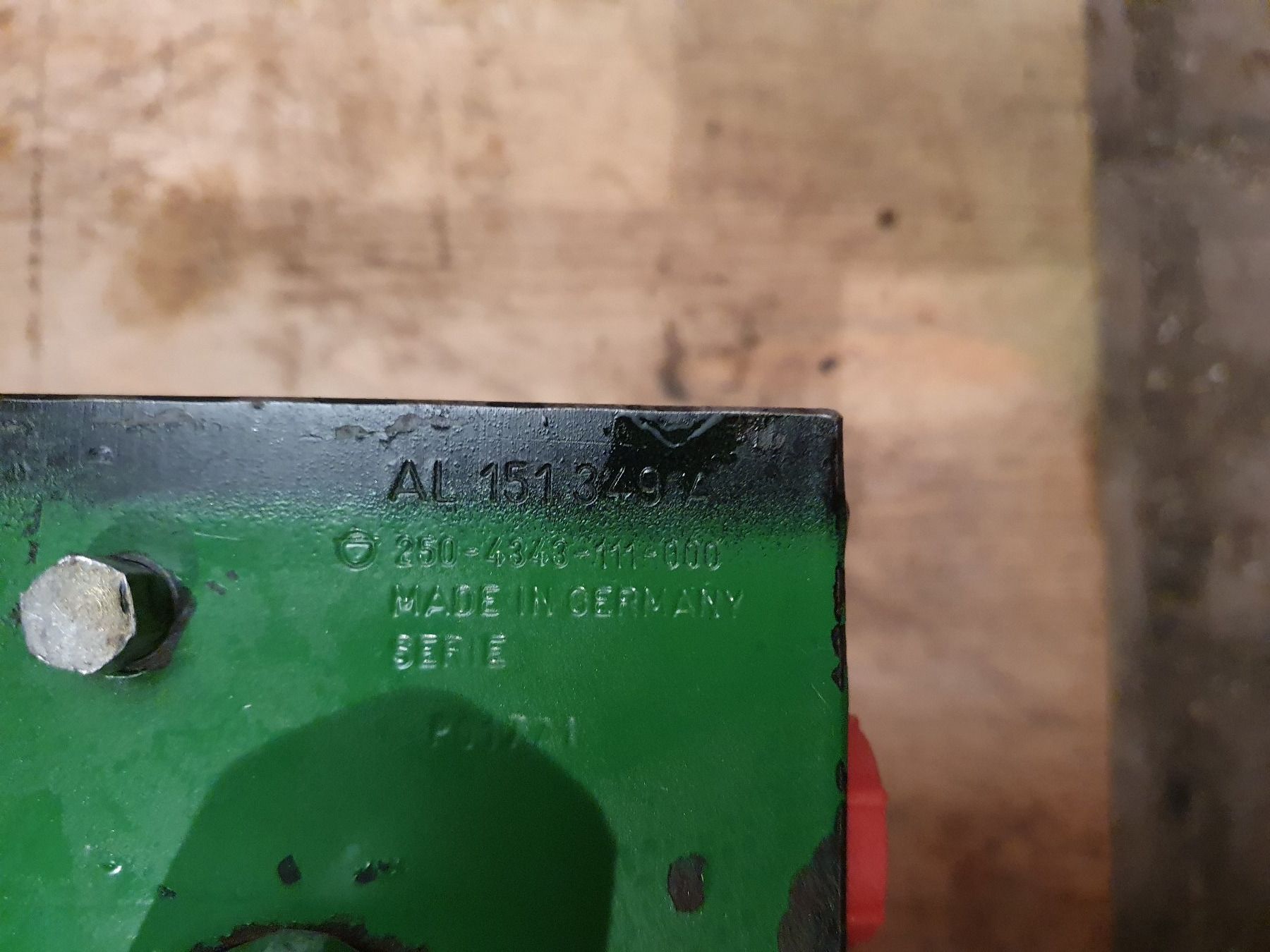 John Deere Trattori: John Deere Vorderachsfederung Ventilblock – Usato da Guntmadingen venduto da H345 1
