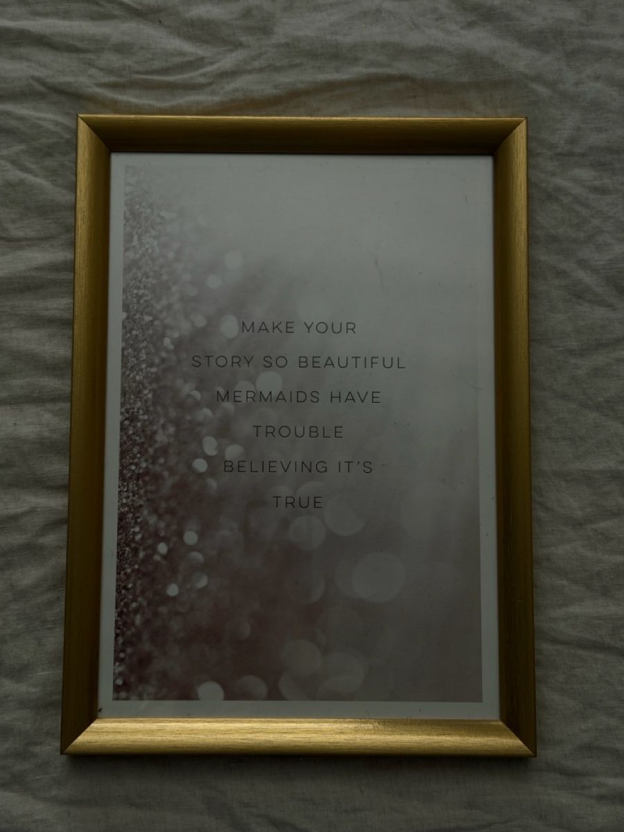 Posters & Illustrations: Goldfarbener Bilderrahmen mit Spruch  – D'occasion à Neuhaus SG par cynlo