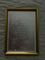 Goldfarbener IKEA Bilderrahmen mit Spruch