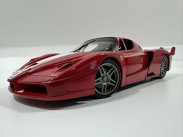Ferrari FXX 1:18, rot-weiss, HOT WHEELS ELITE