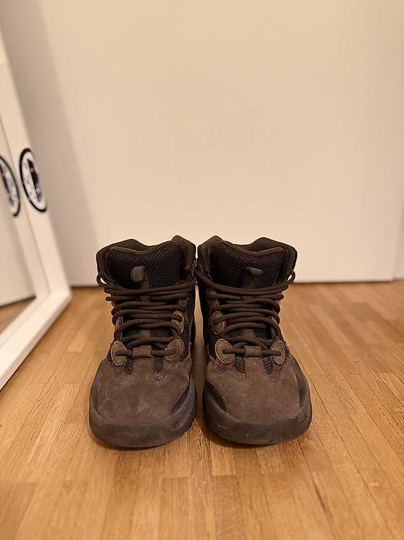 Adidas Scarpe da uomo: adidas Yeezy Desert Boot Oil – Usato da Bussigny venduto da jam_kd2f