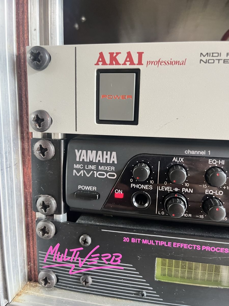 Yamaha Console di mixaggio: Rack audio complet avec 4 appareils  🎸 – Usato da Crissier venduto da Texavery01 2