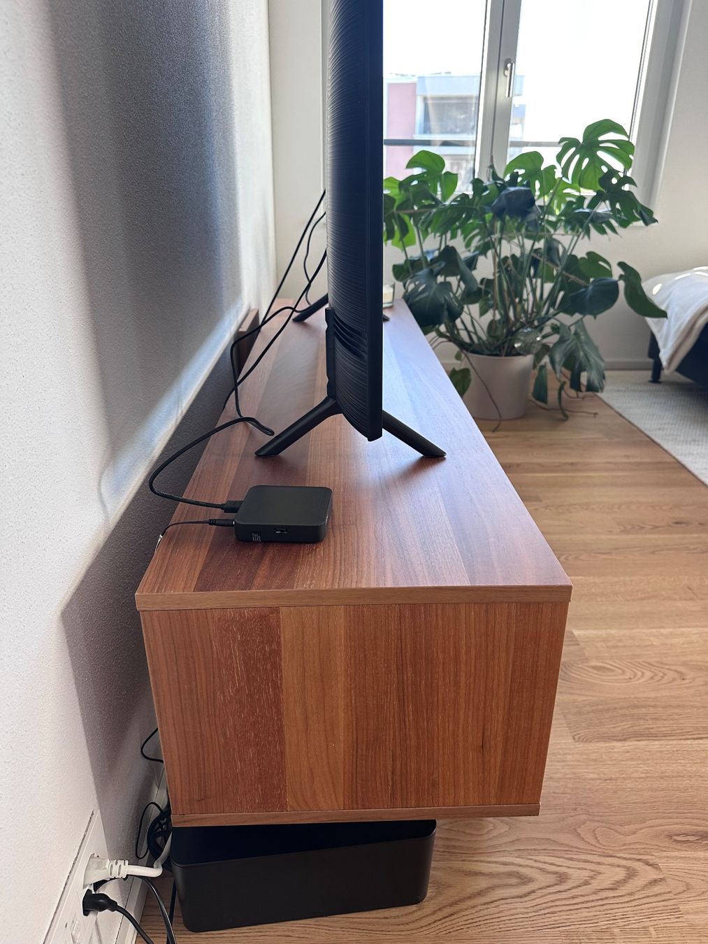 Ikea Mobili TV: TV Kommode aus Nussbaumfurnier – Usato da Fischbach-Göslikon venduto da Hubers4 1