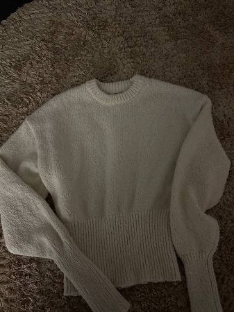 Schöner taillierter Pulli in beige