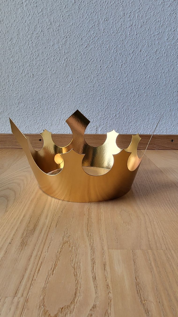 Tutte le decorazioni: Krone Goldfarben Papier  – Nuovo e nell'imballaggio originale da Muttenz venduto da Igma 2