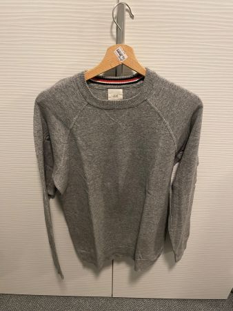 Grauer Pullover