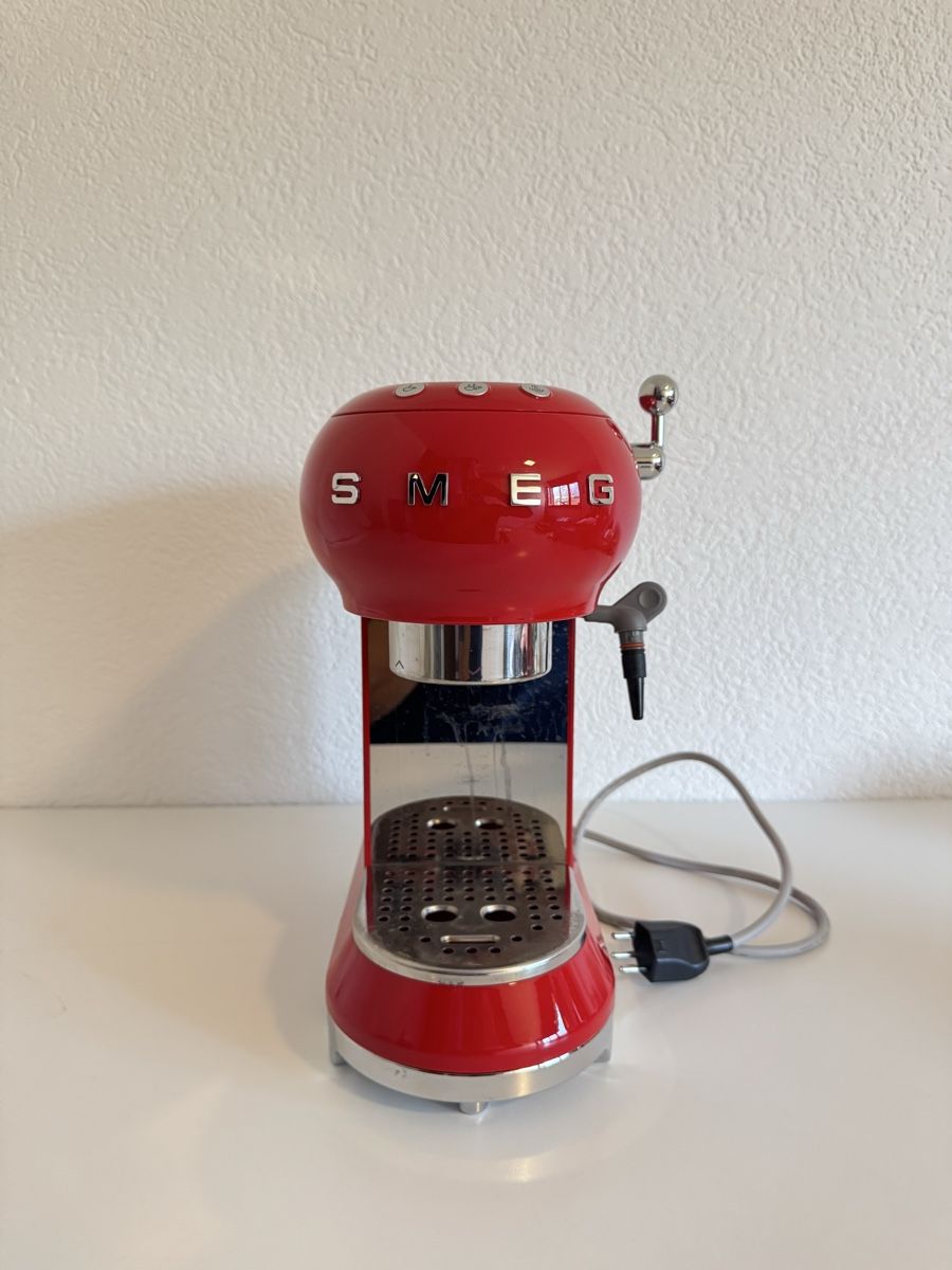 Smeg Kaffeemaschinen & Espressomaschinen: Smeg ECF02 Espressomaschine Rot – Gebraucht aus Zürich von lu.ja 1
