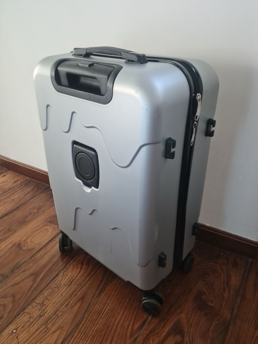 Valises de voyage: Grauer Reisekoffer mit Rollen – D'occasion à Zürich par BBET2025