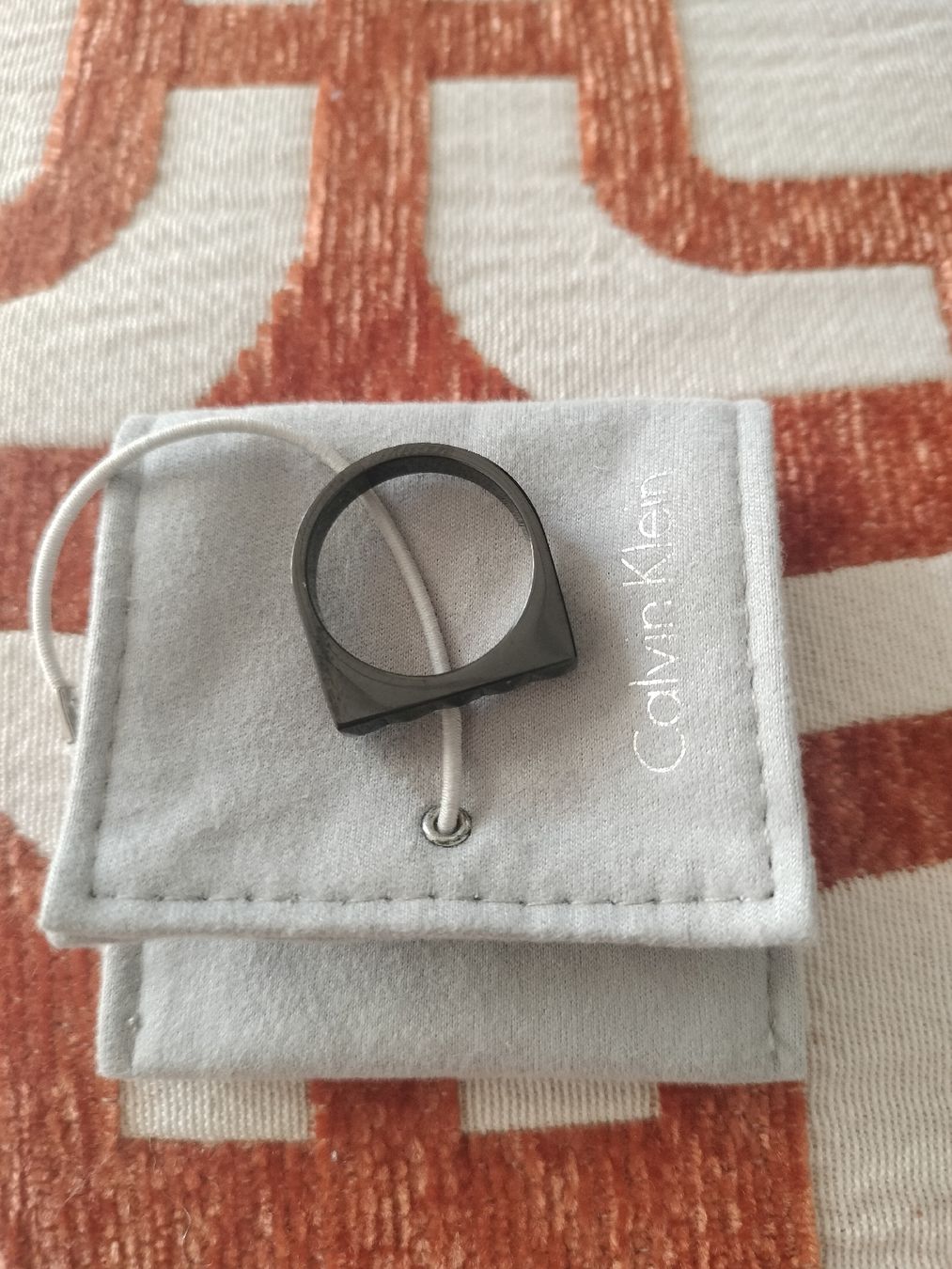 Calvin Klein Anelli: Bague noire Calvin Klein – Usato da Massongex venduto da Amel16 1