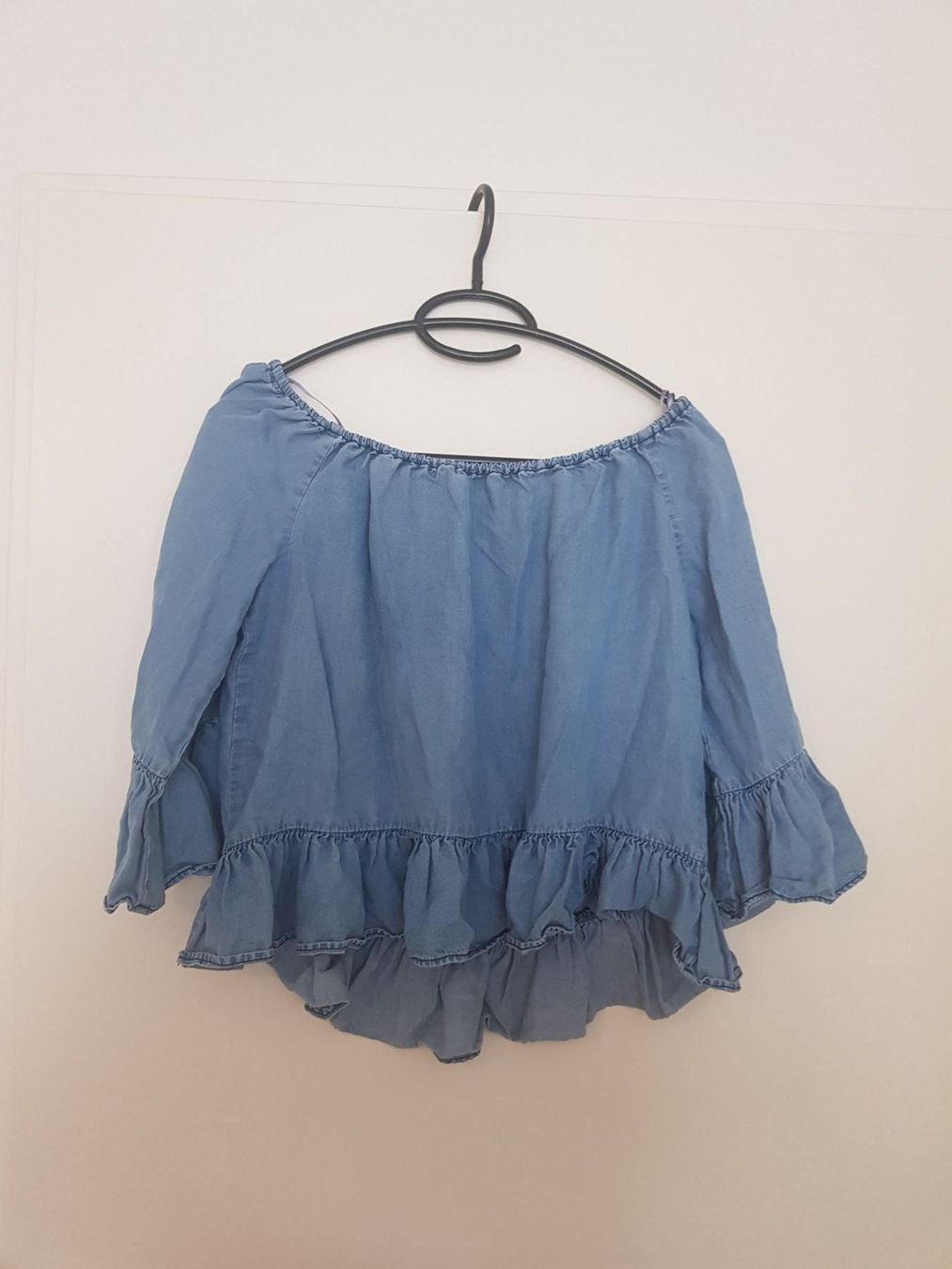Zara Tops: Zara Denim Off-Shoulder Top – Gebraucht aus Eschenbach SG von SanFranciscoCalifornia