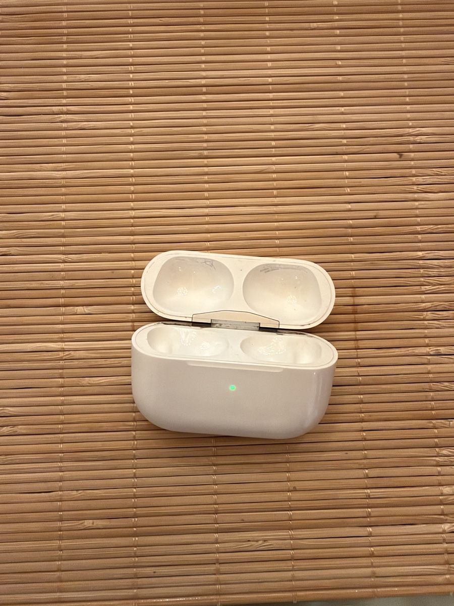 Apple Kopfhörer: AirPods Pro 2 Ladecase – Gebraucht aus Zürich von Yoni_to