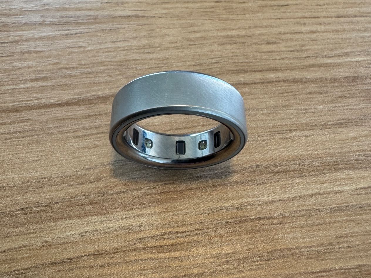 Oura Anelli: Oura Ring 4, brushed silver, size 10, mit Garantie – Usato da Basel venduto da robbasel