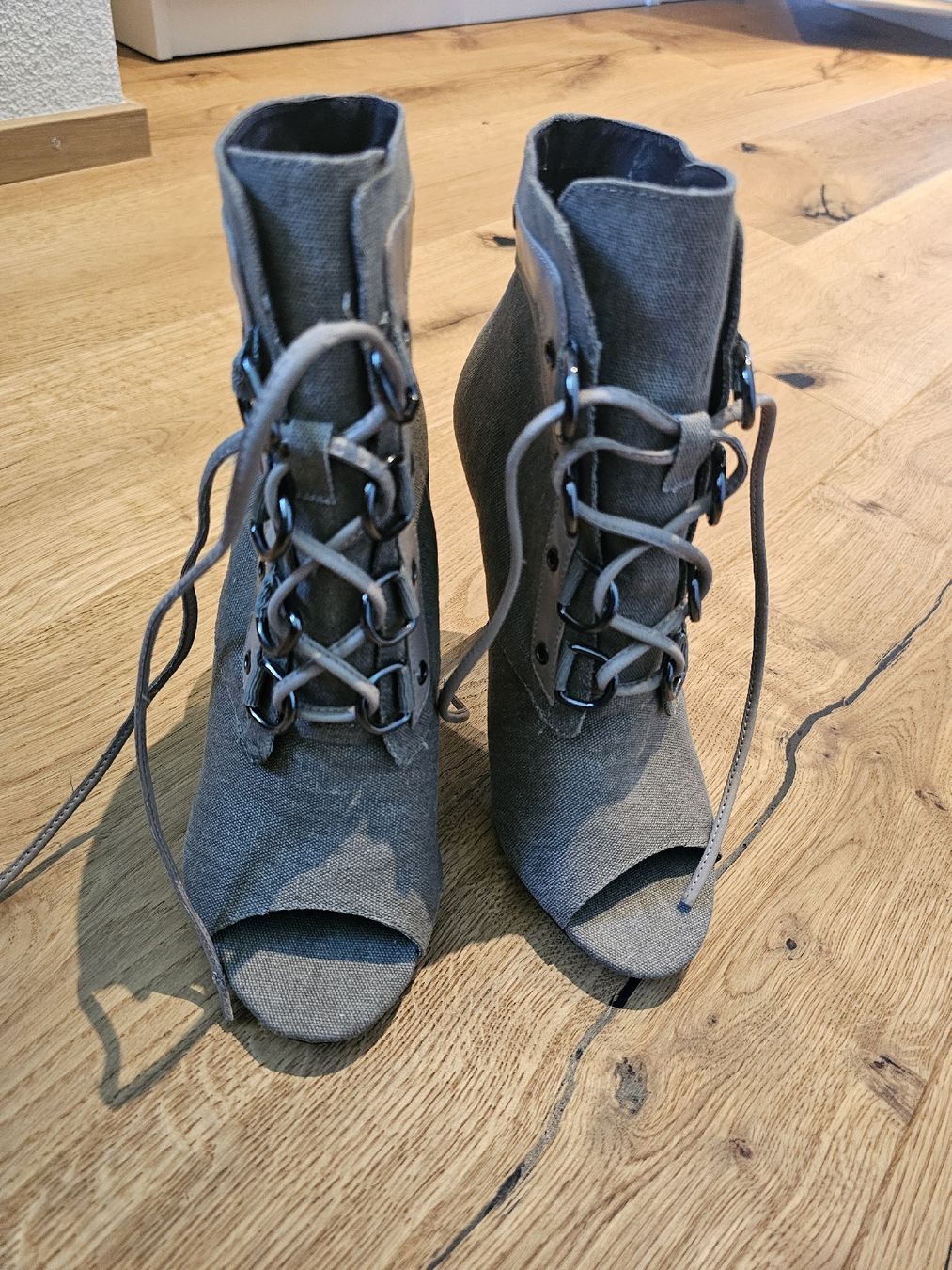 Scarpe da donna: Grau-braune Stiefeletten mit Absatz, Gr. 39, neuwe – Usato da Wagenhausen venduto da veraputzig 1