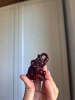 Petite figurine éléphant rouge & noir décoration 5 cm