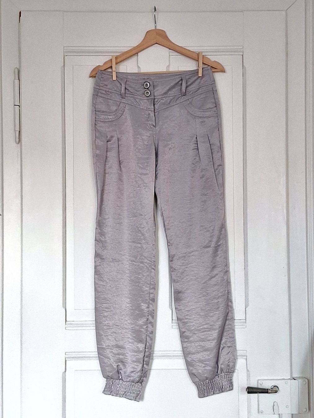 Pantaloni: Vintage Satin Hose Silber Gr. S – Usato da Ried-Brig venduto da Zzyzx
