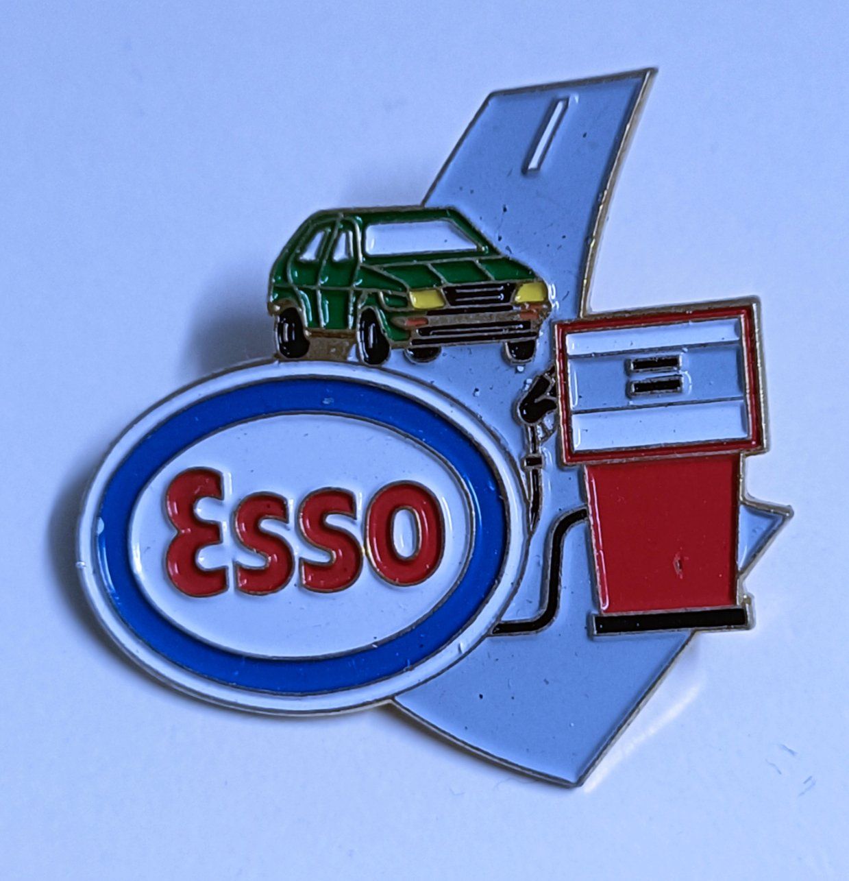 Placchette & Badge: Pin Esso "Auto tanken" – Usato da Köniz venduto da VintagePin