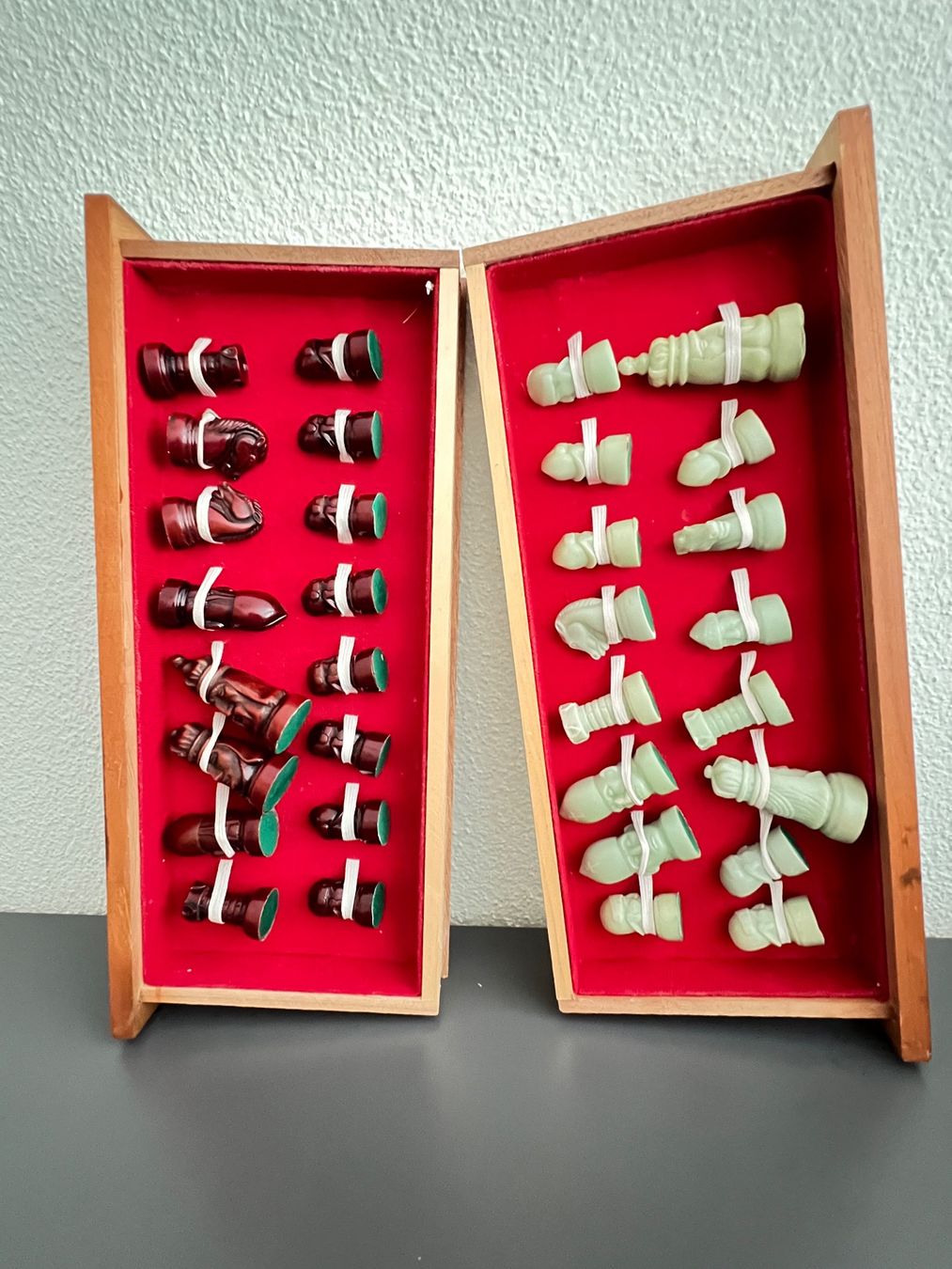 Giochi: Schachfiguren-Set mit asiatischen Motiven. – Nuovo (secondo la descrizione) da Kriens venduto da Famschmidlin 2