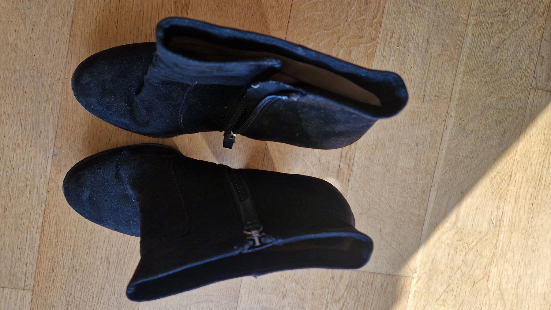 Damenschuhe: Schwarze Wildleder Stiefeletten mit Absatz Gr. 40 – Gebraucht aus Zürich von mis_2kxn 4