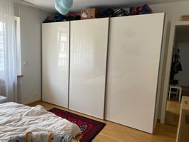 Schlichter Kleiderschrank, 3-teilig mit Schiebetüren