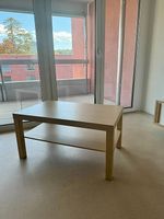 Couchtisch hell mit Ablage  gratis abzugeben