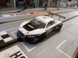Carrera Digital 132 Audi R8 LMS
