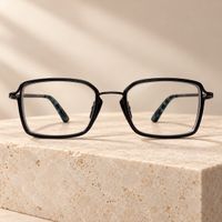 Stylische Titanbrille mit markantem schwarzem Rahmen