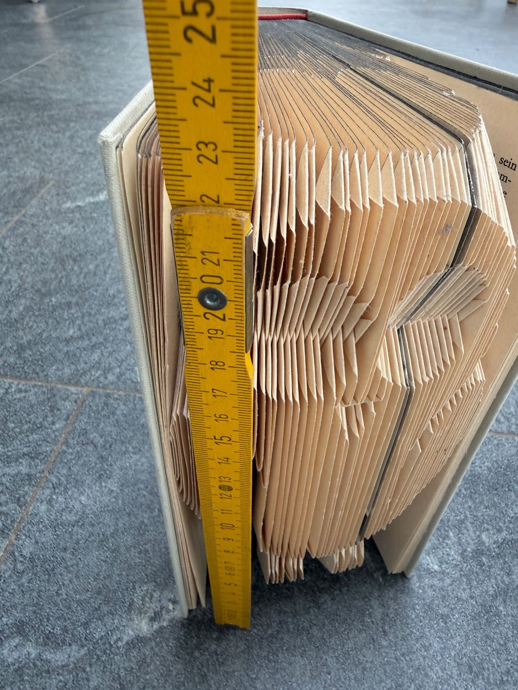 Skulpturen & Statuen: Gefaltetes Buchkunst-Objekt: Eule aus Buchseiten Skulptur – Gebraucht aus Otelfingen von Markthalle_C 3