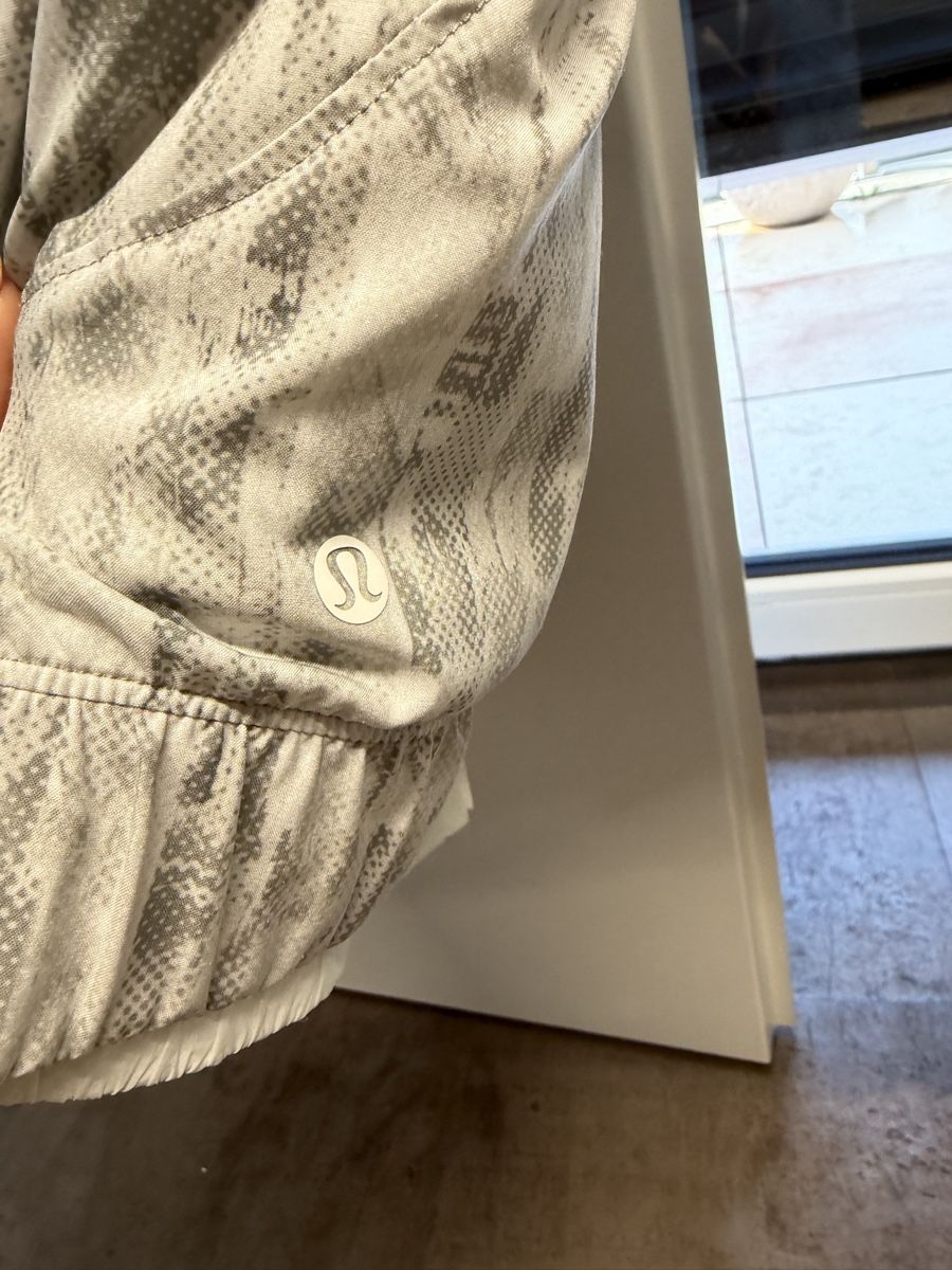 Lululemon Vestes: Lululemon Jacke  – D'occasion à Neerach par the_modern_mini 2