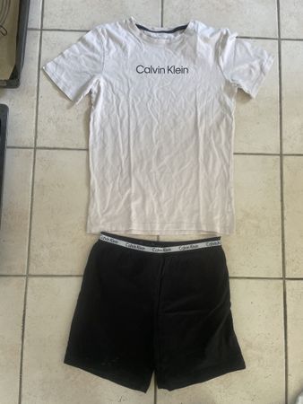 Calvin Klein Set, neuwertig, T-Shirt und Shorts, Gr. 152/158