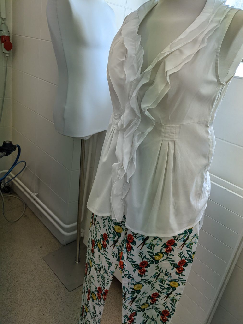 Armani Pantaloni: Armani Sommerhose GR 40 – Nuovo e nell'imballaggio originale da Langnau am Albis venduto da Judithsebi 6