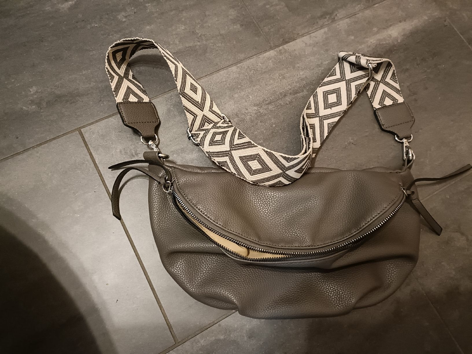 Taschen für Damen: Tasche  - Umhängetasche modern – Neu (gemäss Beschreibung) aus Gossau SG von scania1509 3